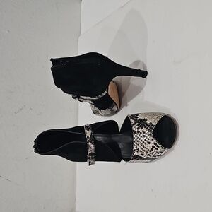 Vaneli Black Suede animal print leather Open Toe Heel Sandals with strap Size 7M